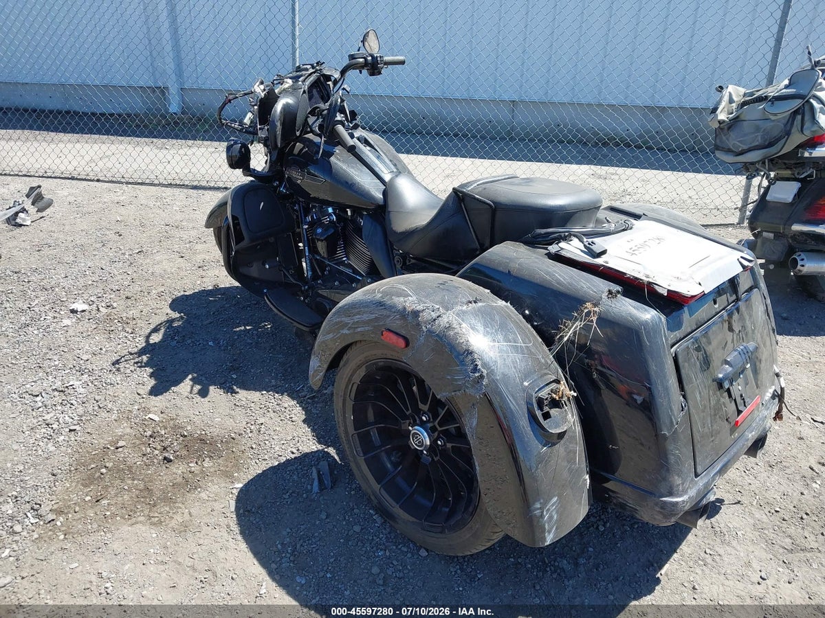 2025 HARLEY-DAVIDSON FLHTCUTG — photo 3