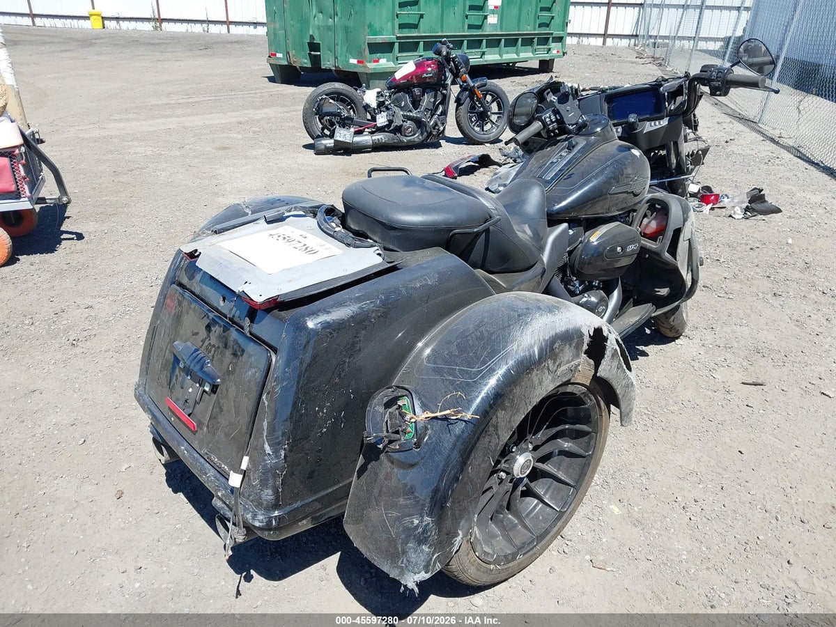 2025 HARLEY-DAVIDSON FLHTCUTG — photo 4