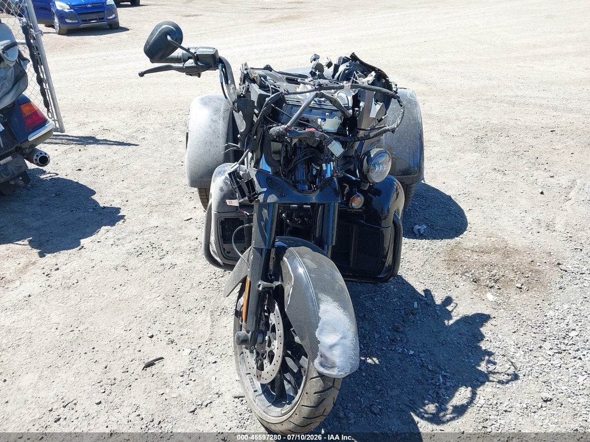 2025 HARLEY-DAVIDSON FLHTCUTG — photo 5