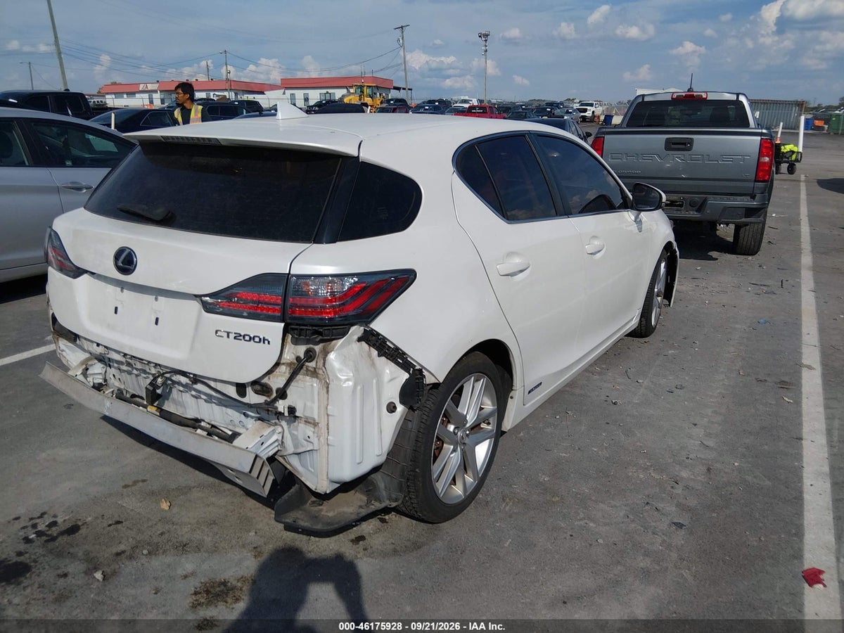 2017 LEXUS CT 200H — photo 4