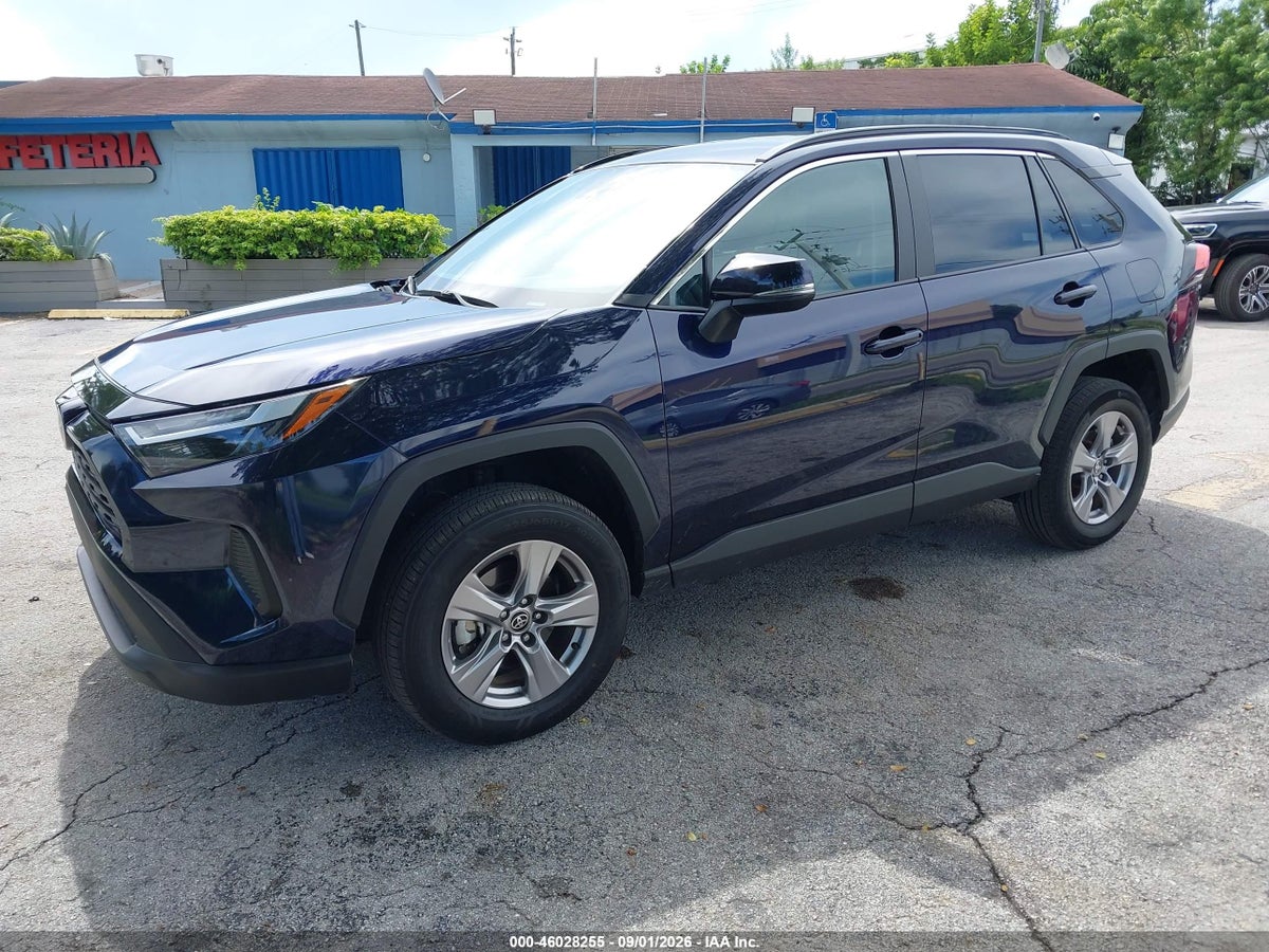 2025 TOYOTA RAV4 XLE — снимка 2