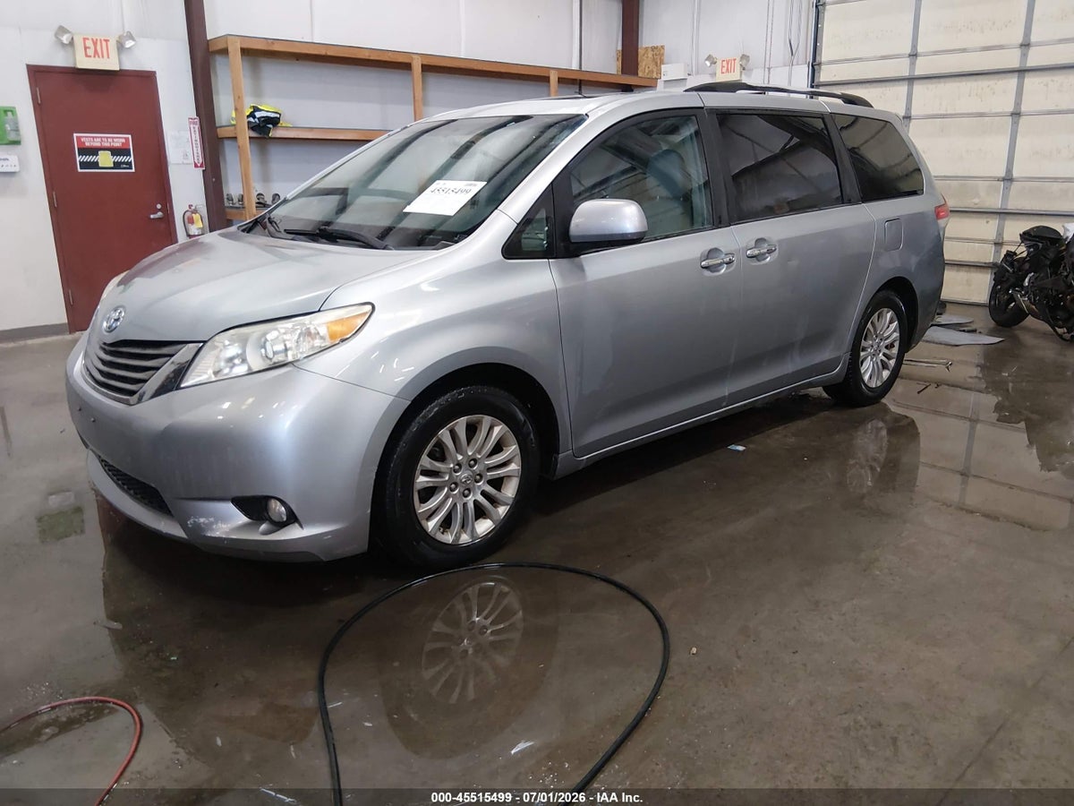 2011 TOYOTA SIENNA XLE V6 — снимка 2