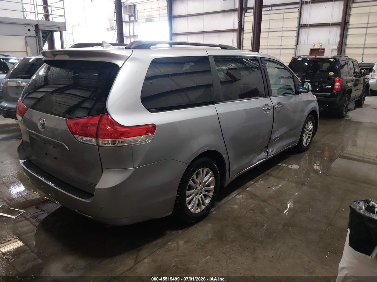 2011 TOYOTA SIENNA XLE V6 — снимка 4