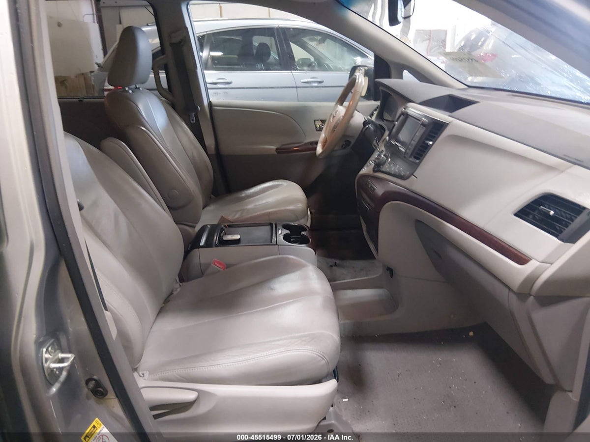 2011 TOYOTA SIENNA XLE V6 — снимка 5