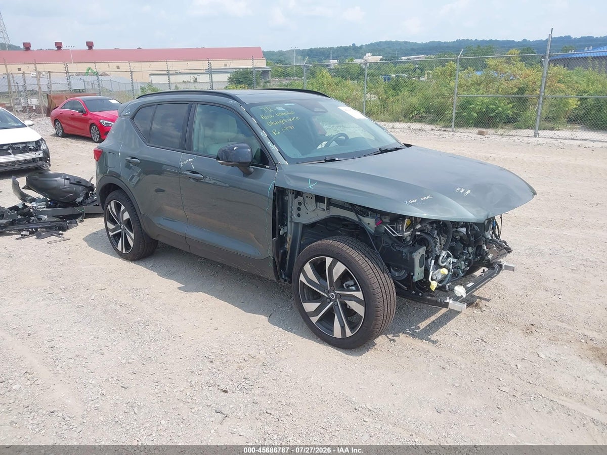 2026 VOLVO XC40 PLUS, B5 AWD GAS (MILD HYBRID), DARK