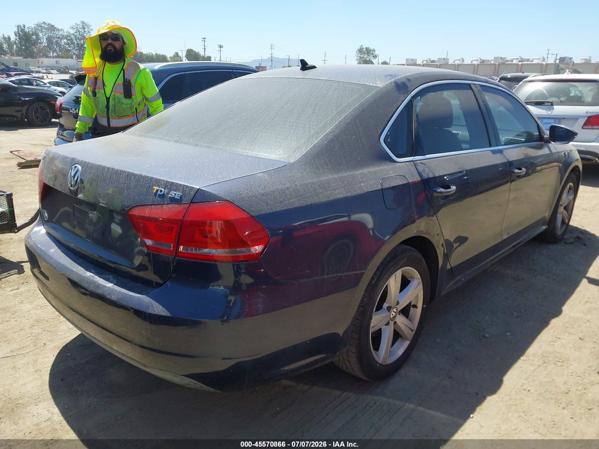 2012 VOLKSWAGEN PASSAT 2.0L TDI SE — снимка 4