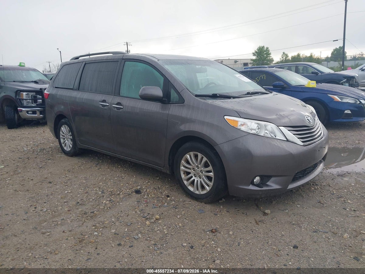 2015 TOYOTA SIENNA XLE 8 PASSENGER