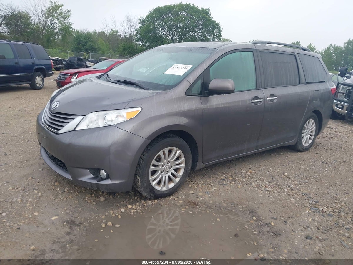 2015 TOYOTA SIENNA XLE 8 PASSENGER — снимка 2