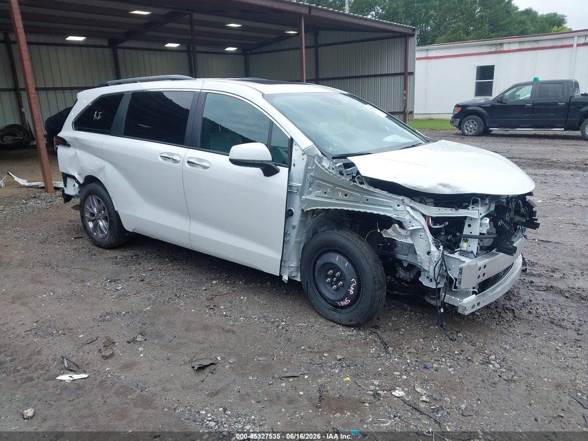 2026 TOYOTA SIENNA XLE