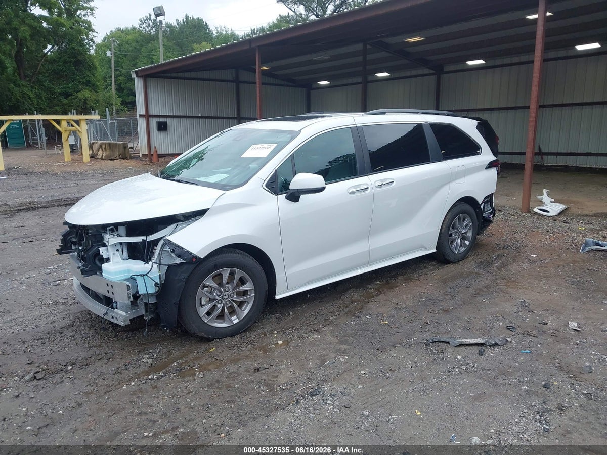 2026 TOYOTA SIENNA XLE — снимка 2