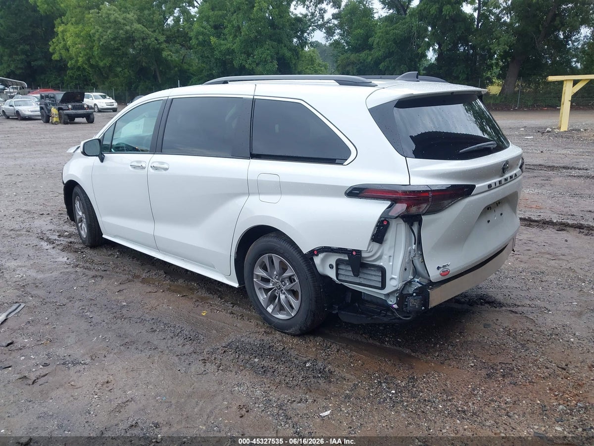 2026 TOYOTA SIENNA XLE — снимка 3