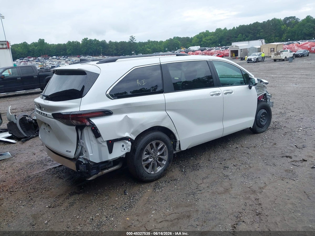 2026 TOYOTA SIENNA XLE — снимка 4