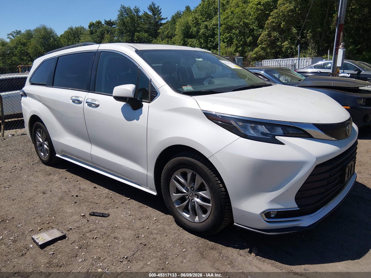 2022 TOYOTA SIENNA XLE