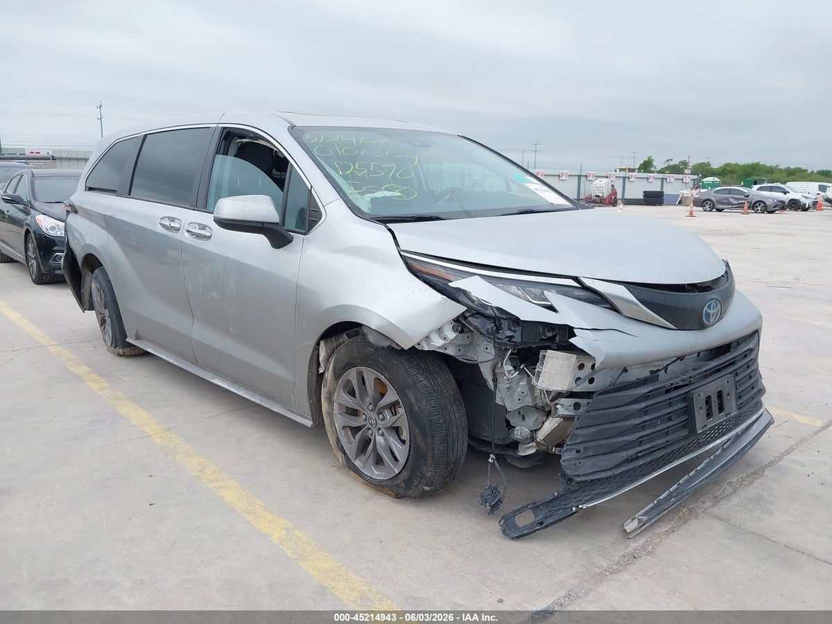 2022 TOYOTA SIENNA XLE