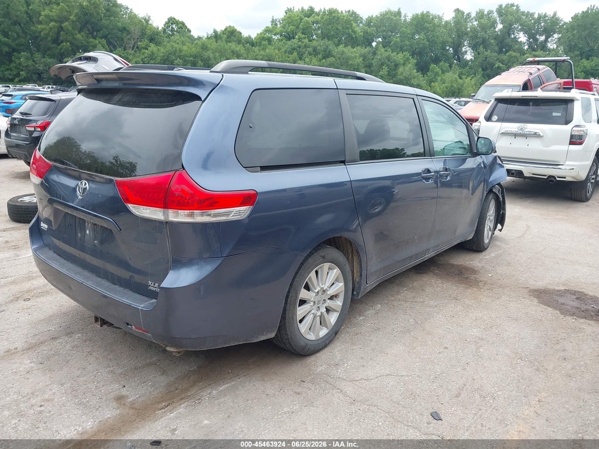 2013 TOYOTA SIENNA XLE 7 PASSENGER — снимка 4
