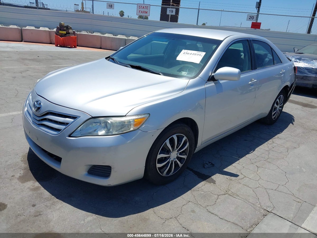 2011 TOYOTA CAMRY LE — снимка 2