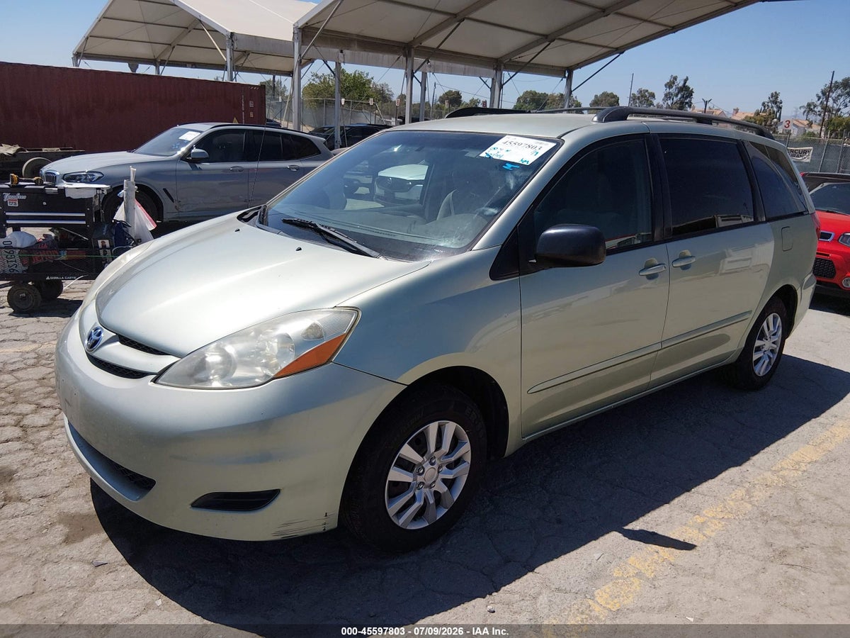 2010 TOYOTA SIENNA LE — снимка 2