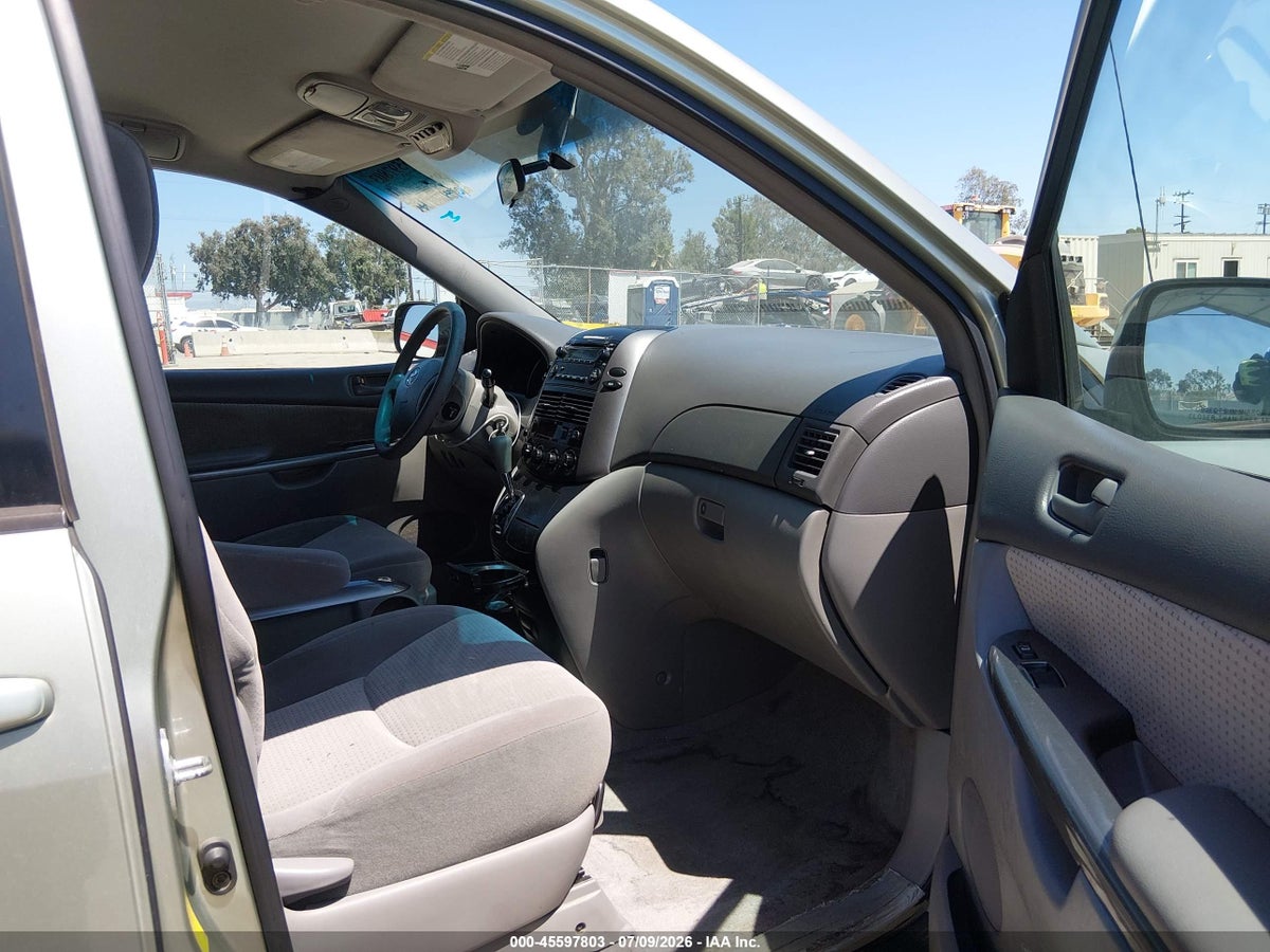 2010 TOYOTA SIENNA LE — снимка 5