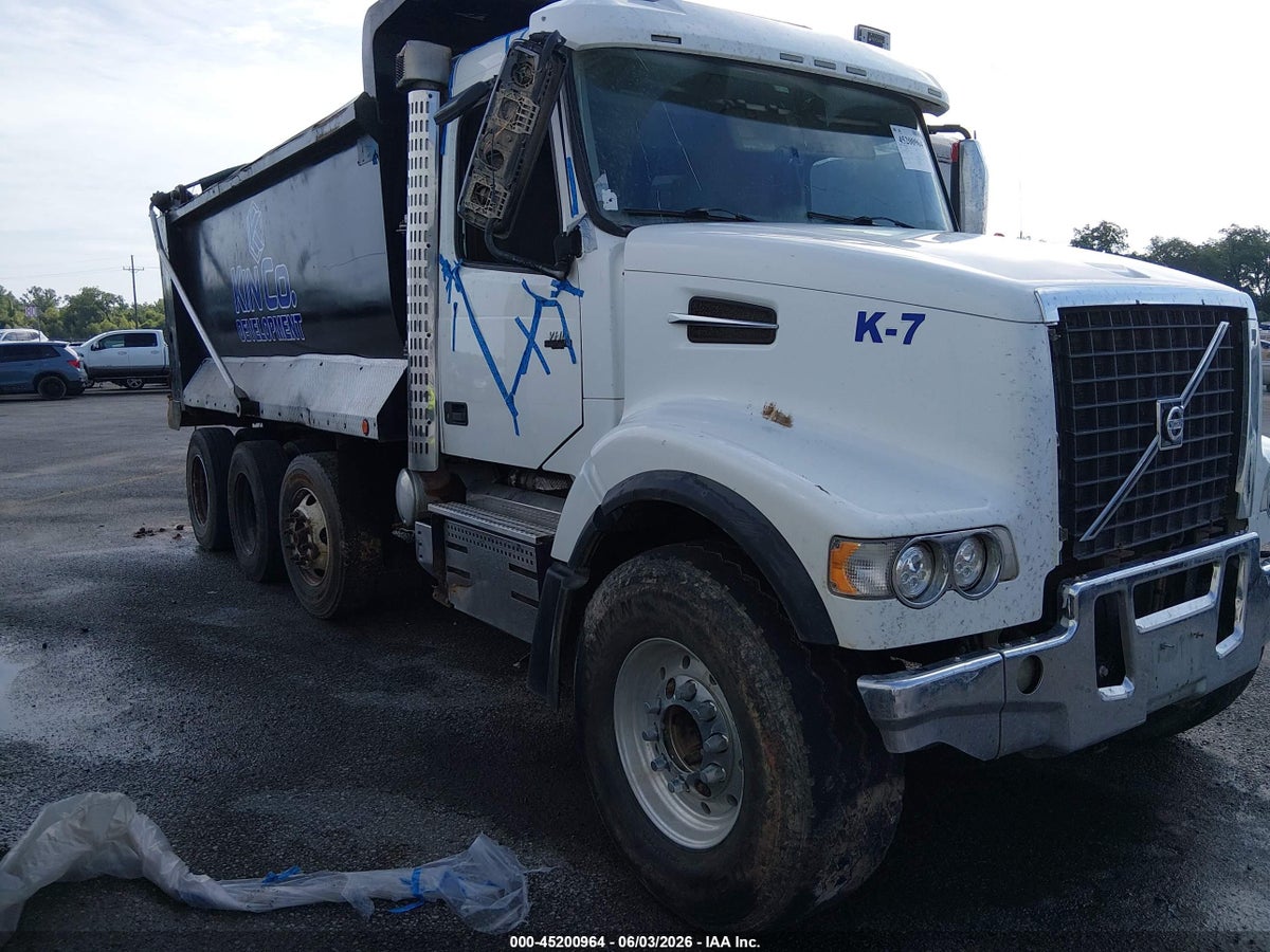2020 VOLVO VHD