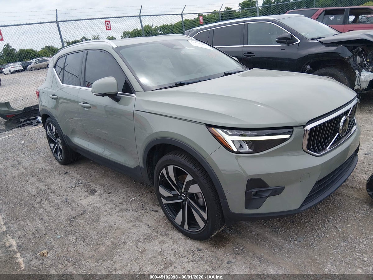 2023 VOLVO XC40 B5 PLUS BRIGHT THEME