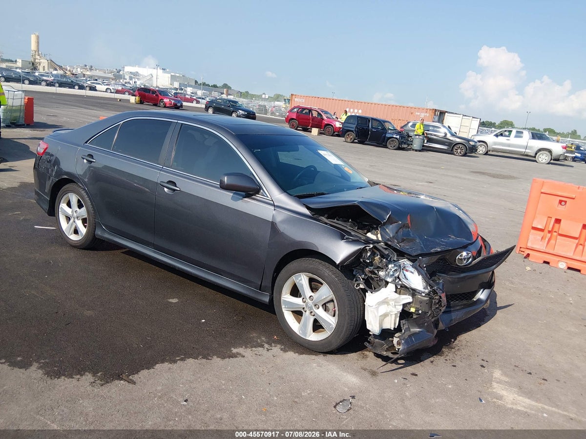 2011 TOYOTA CAMRY SE