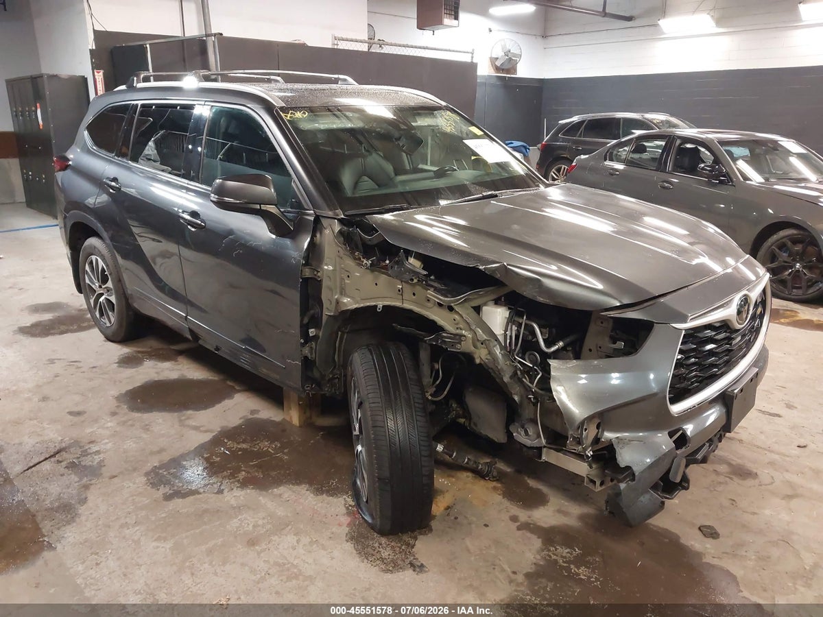 2022 TOYOTA HIGHLANDER XLE
