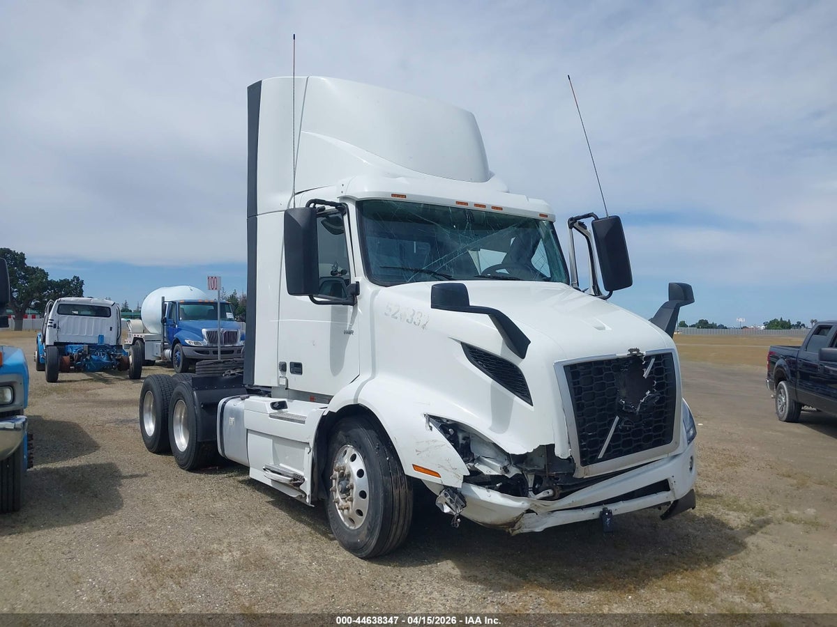 2025 VOLVO VNR