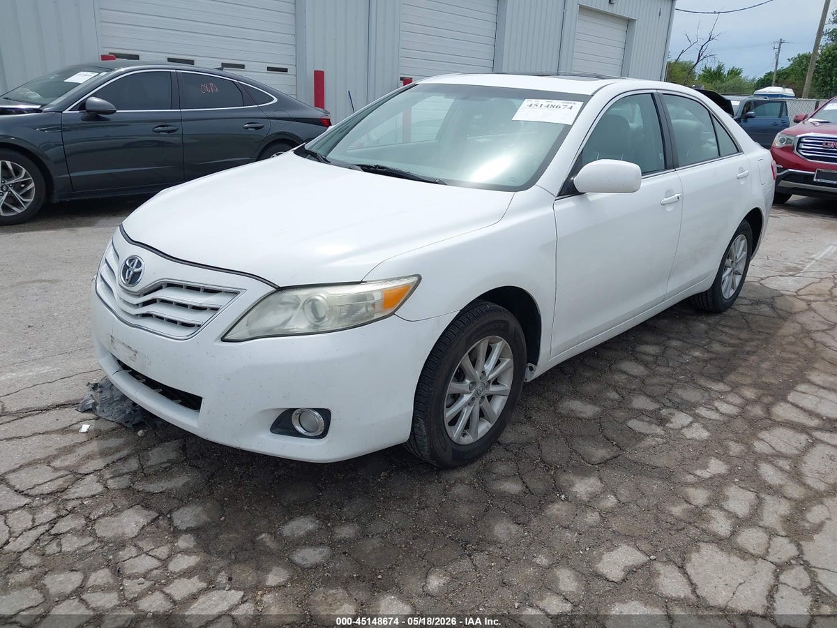 2011 TOYOTA CAMRY XLE V6 — снимка 2