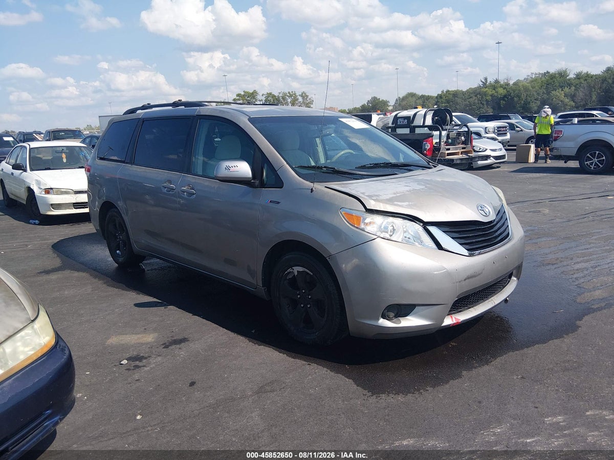2011 TOYOTA SIENNA LE V6