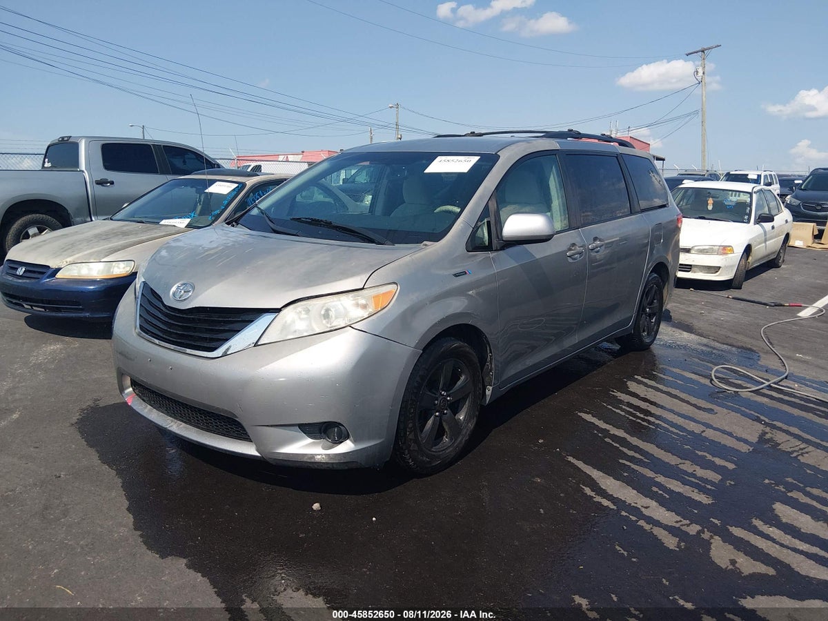 2011 TOYOTA SIENNA LE V6 — снимка 2