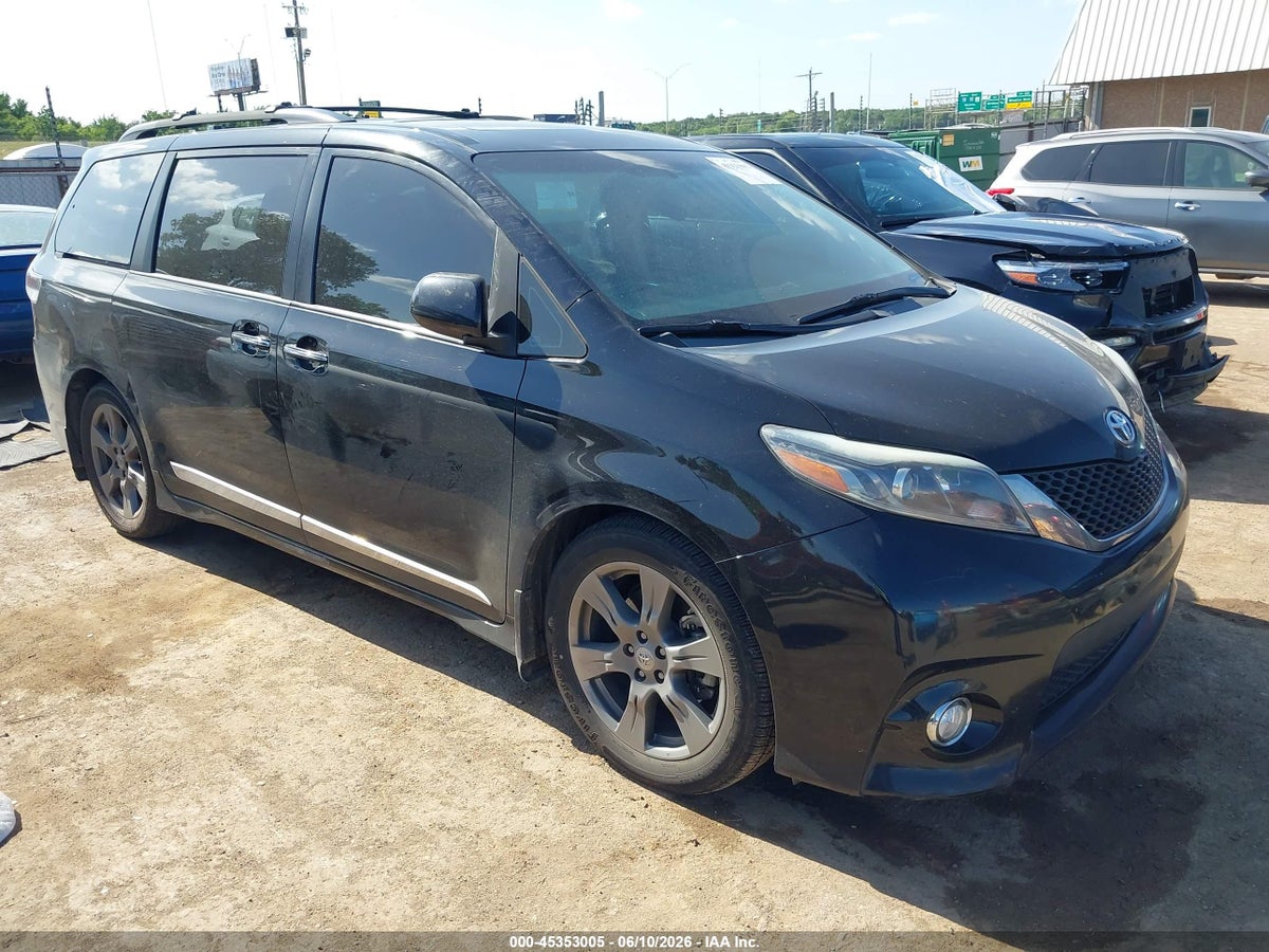 2017 TOYOTA SIENNA SE PREMIUM 8 PASSENGER
