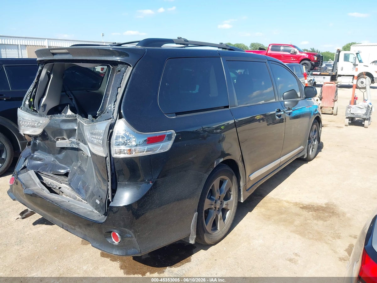 2017 TOYOTA SIENNA SE PREMIUM 8 PASSENGER — снимка 4