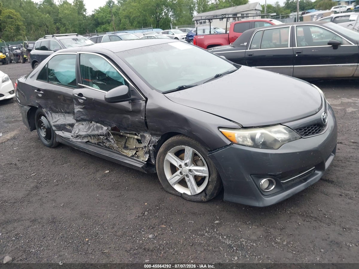 2014 TOYOTA CAMRY SE