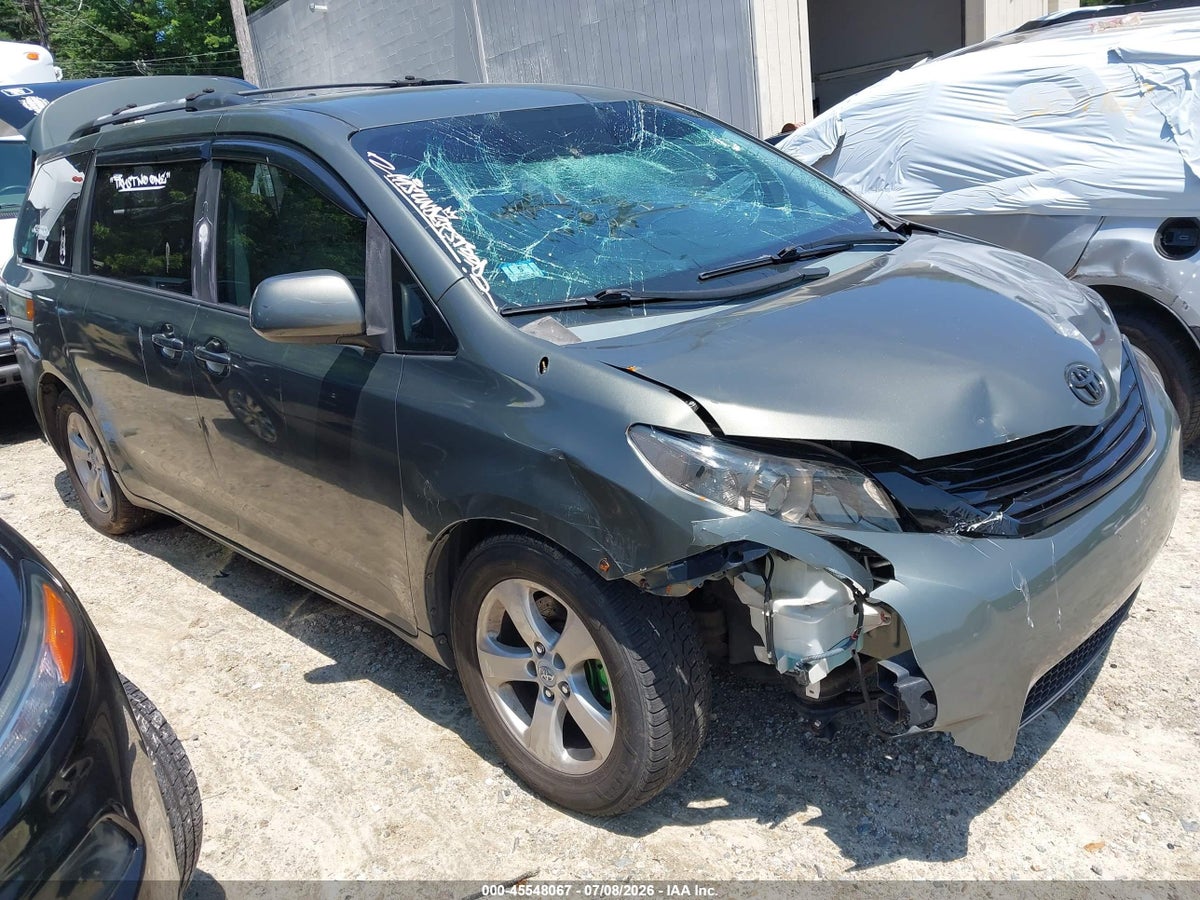 2011 TOYOTA SIENNA LE V6