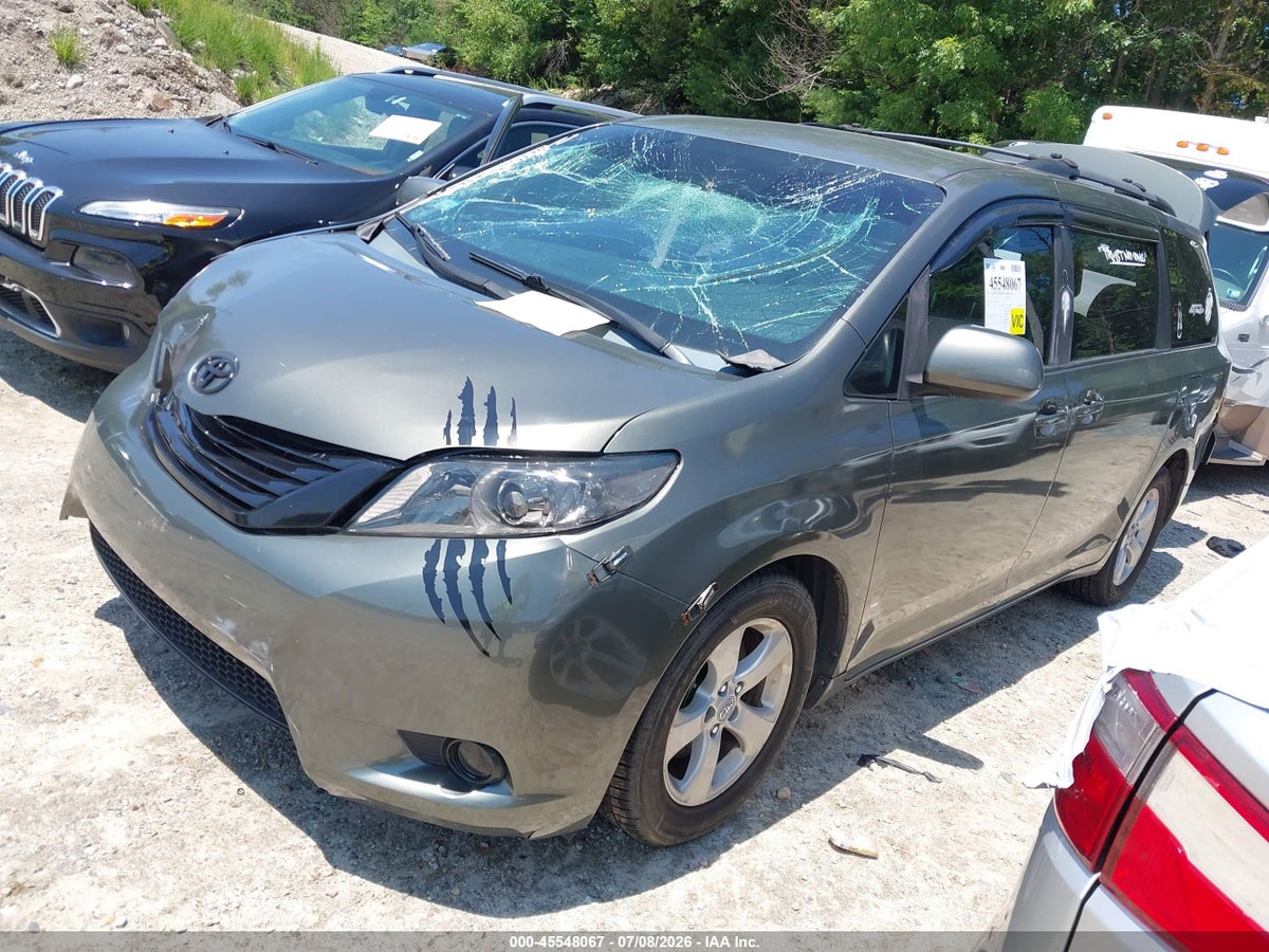 2011 TOYOTA SIENNA LE V6 — снимка 2