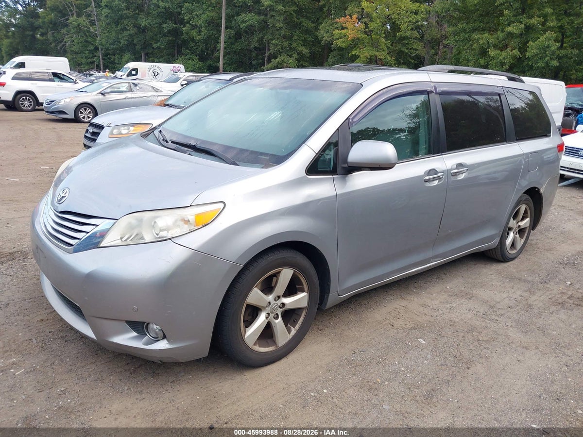 2011 TOYOTA SIENNA LIMITED — снимка 2