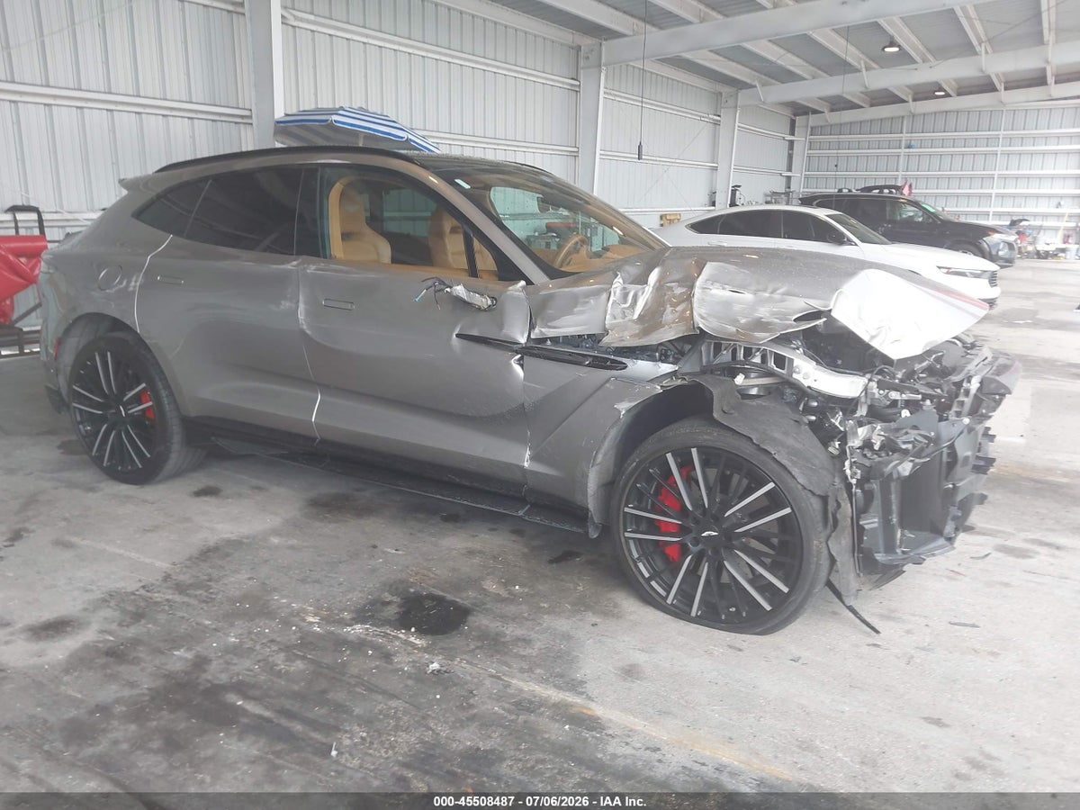 2023 ASTON MARTIN DBX 707