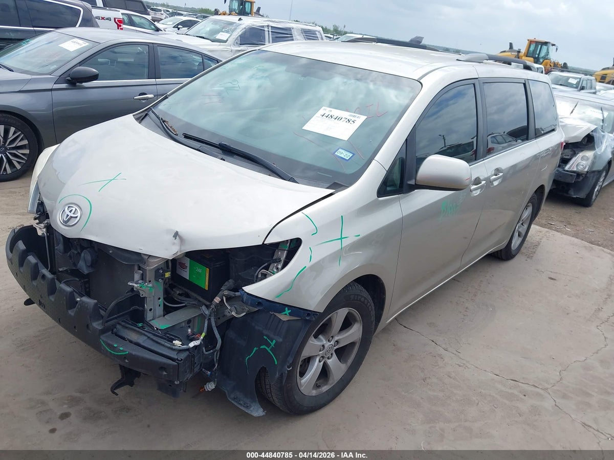 2017 TOYOTA SIENNA LE 8 PASSENGER — снимка 2