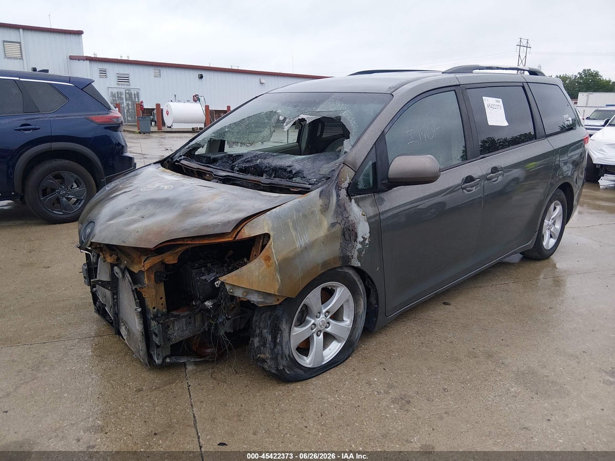 2011 TOYOTA SIENNA LE V6 — снимка 2