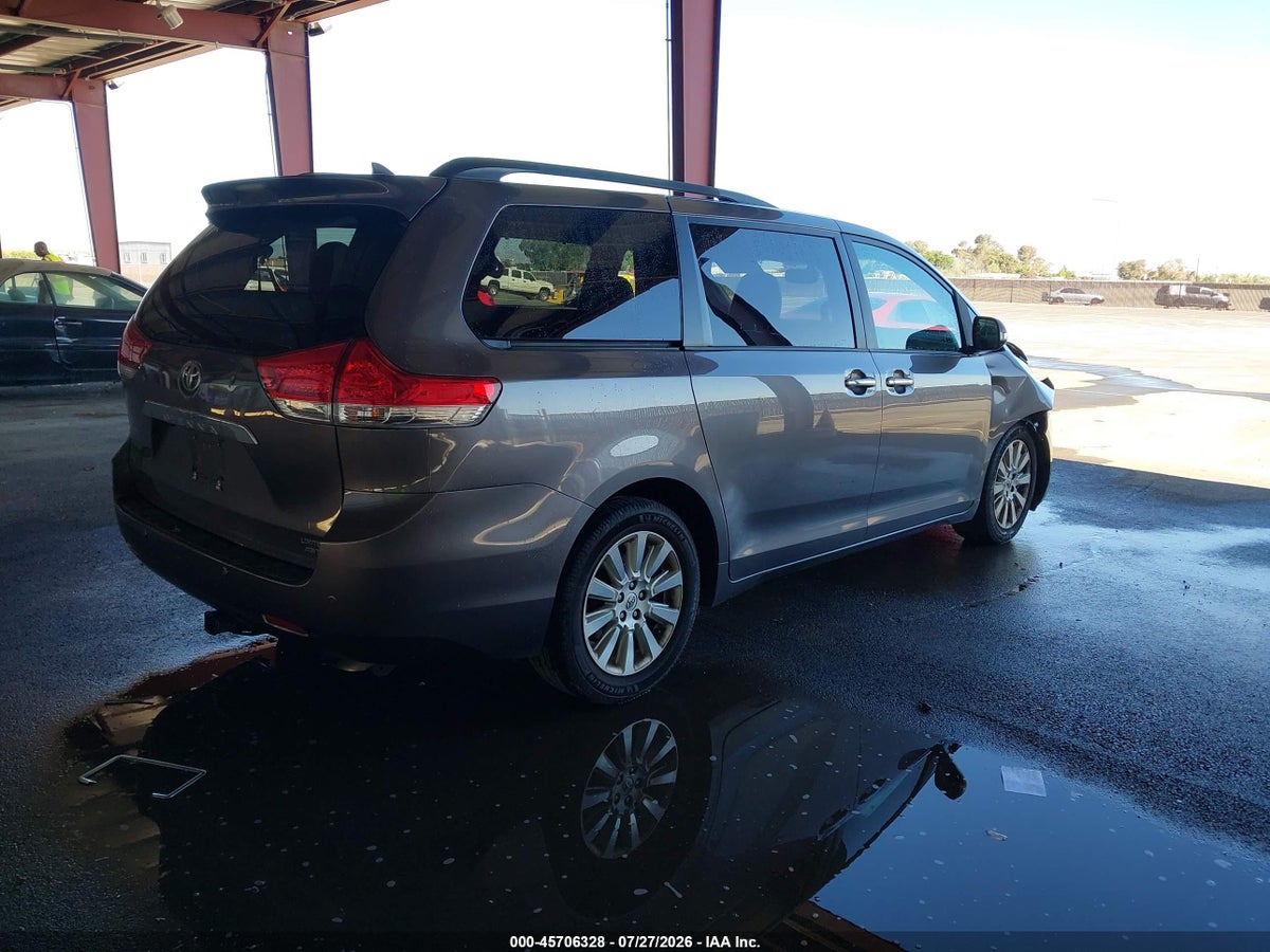2013 TOYOTA SIENNA LIMITED 7 PASSENGER — снимка 4