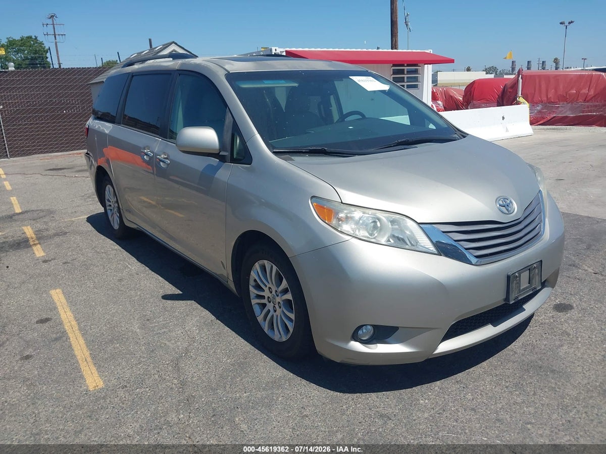 2016 TOYOTA SIENNA XLE 8 PASSENGER