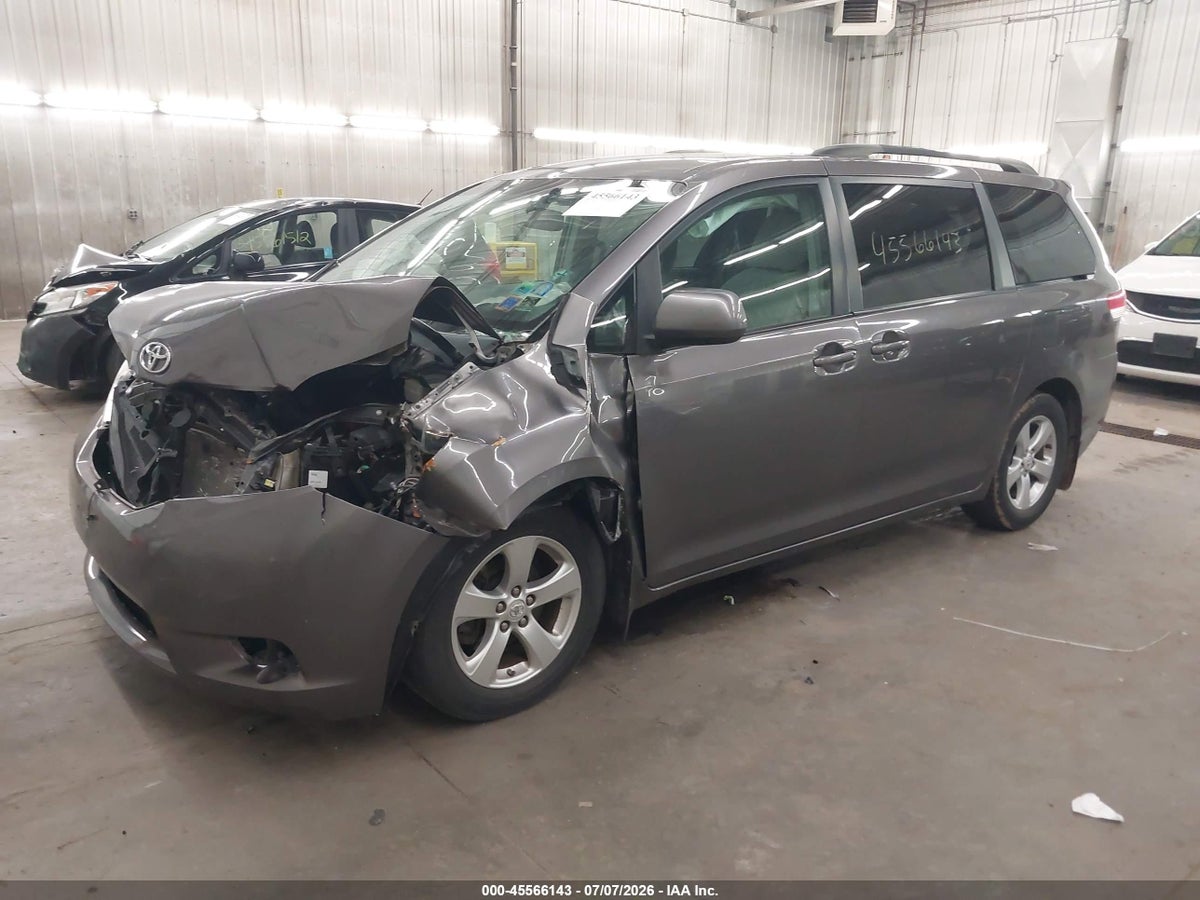 2011 TOYOTA SIENNA LE V6 — снимка 2