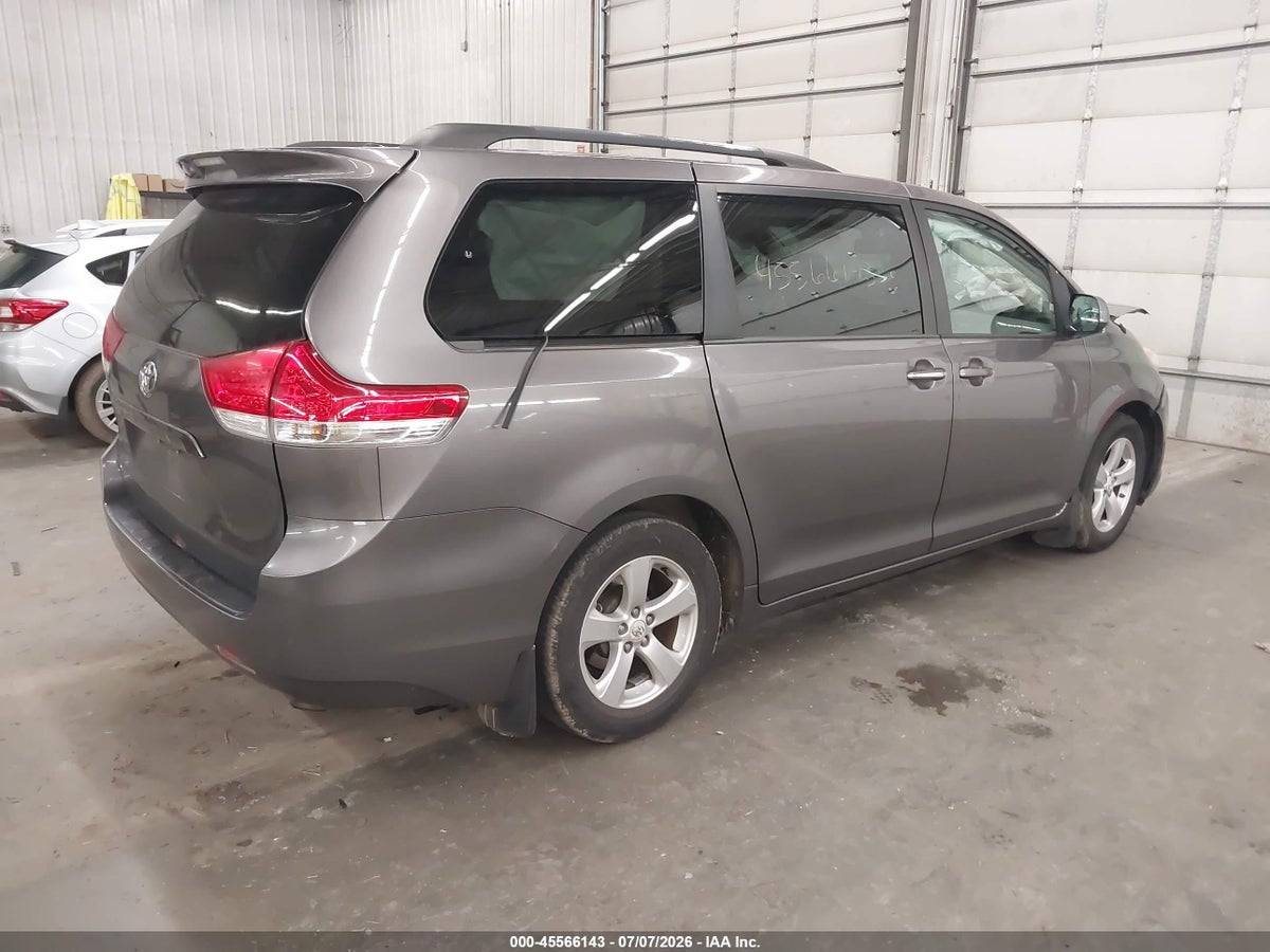 2011 TOYOTA SIENNA LE V6 — снимка 4