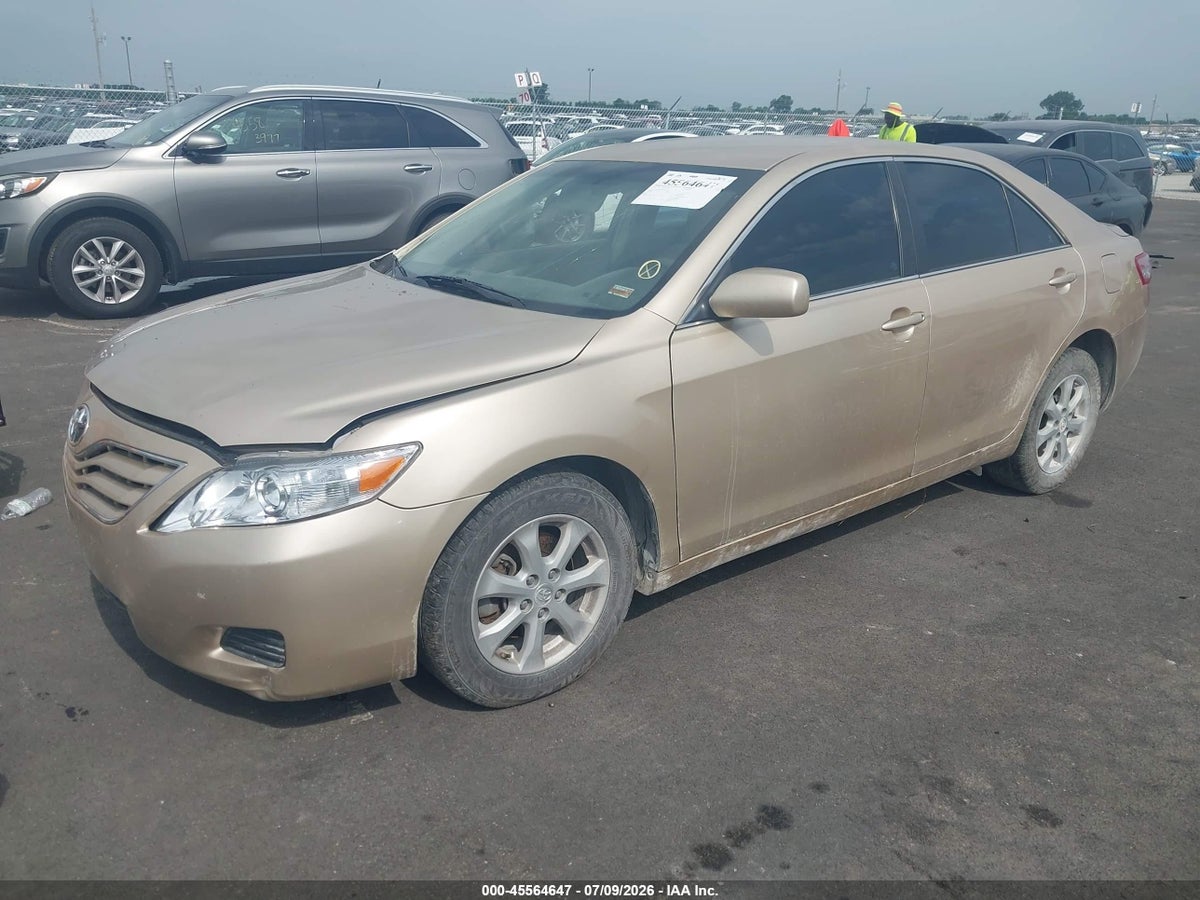 2011 TOYOTA CAMRY LE — снимка 2