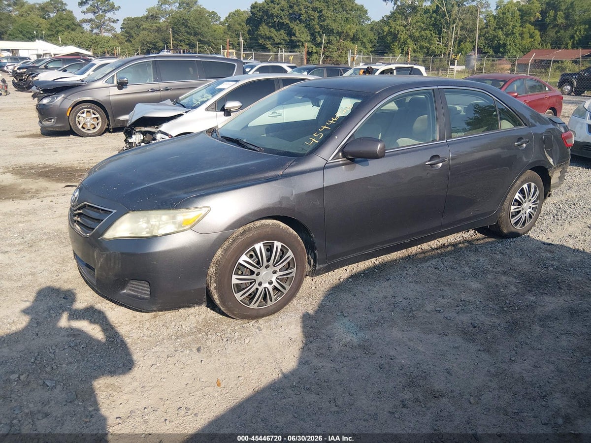 2010 TOYOTA CAMRY LE — снимка 2