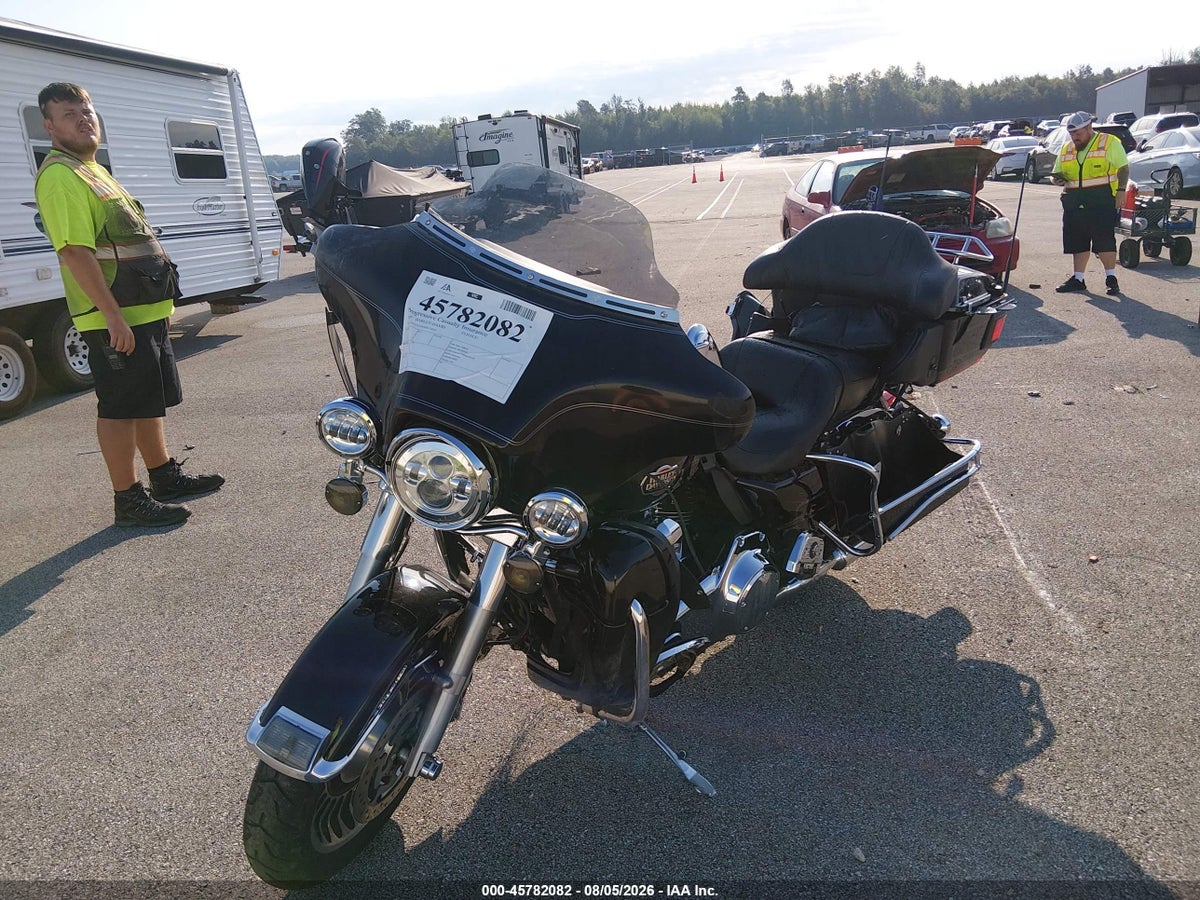 2010 HARLEY-DAVIDSON FLHTCU — photo 2