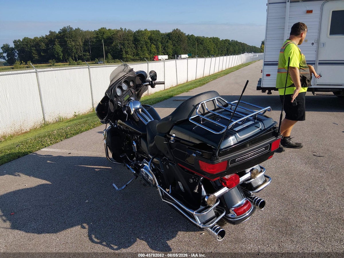 2010 HARLEY-DAVIDSON FLHTCU — photo 3