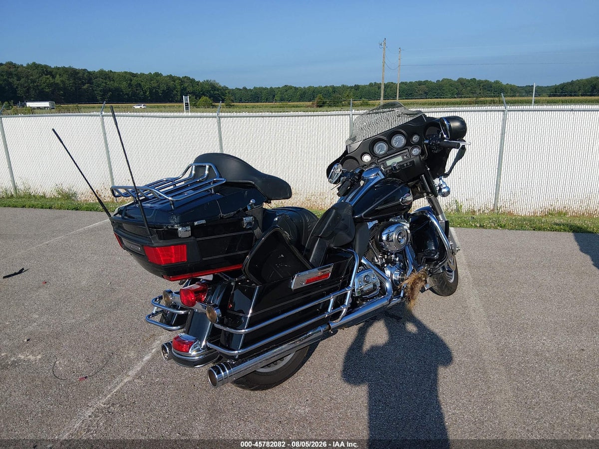 2010 HARLEY-DAVIDSON FLHTCU — photo 4