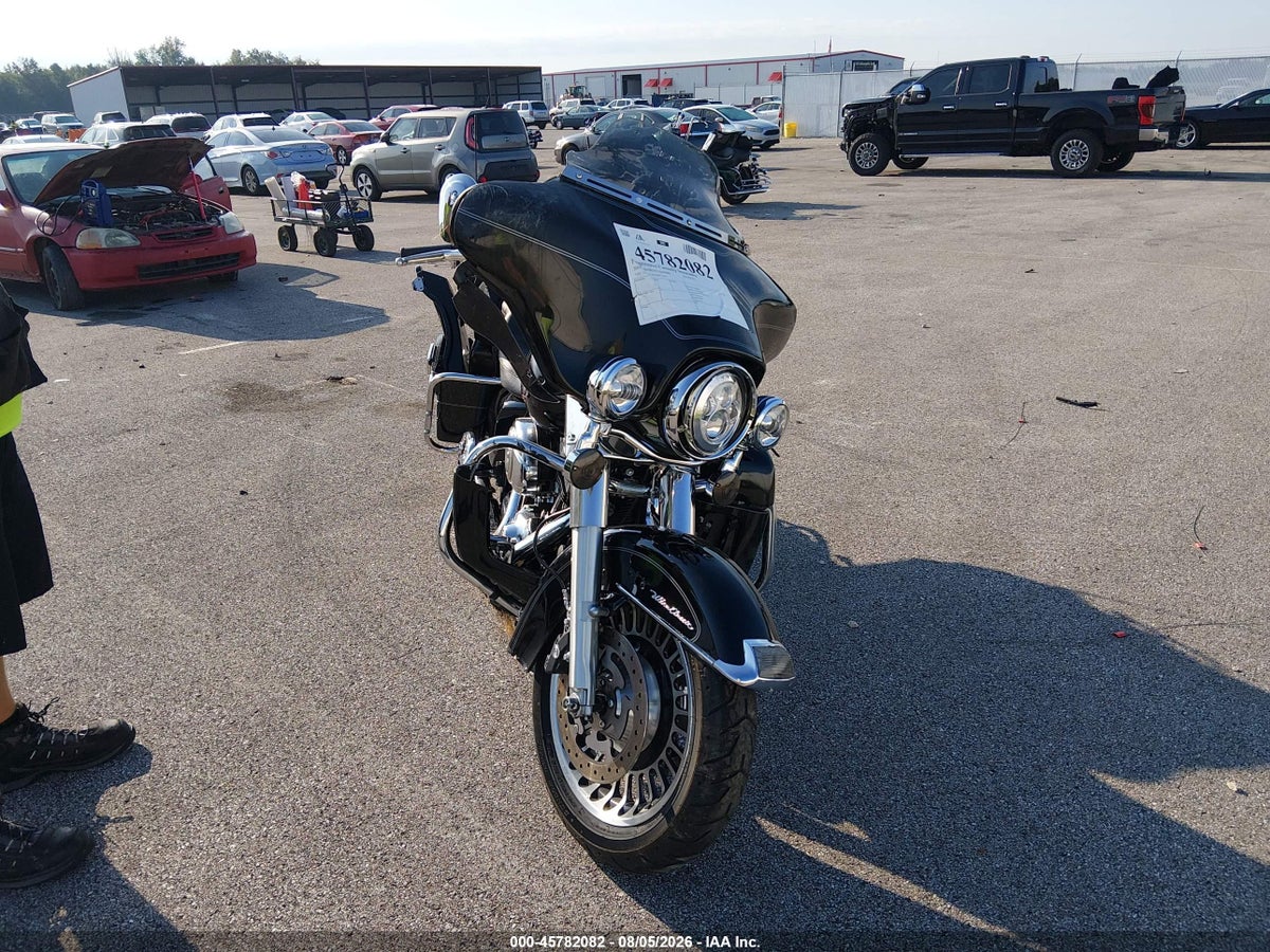 2010 HARLEY-DAVIDSON FLHTCU — photo 5