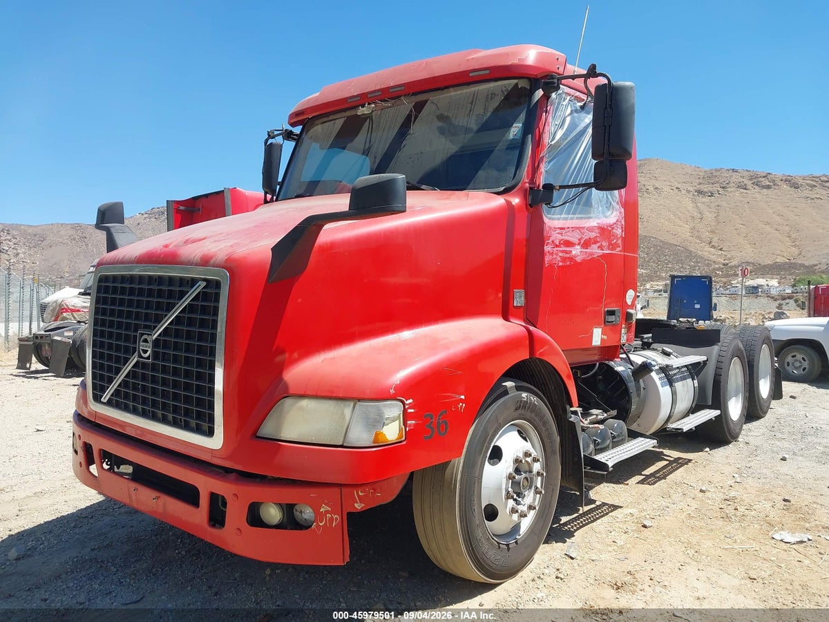 2016 VOLVO VN — photo 2